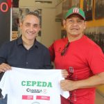 Entregan al Director del Inedec playera alusiva al Torneo Interclubes de Natacion Laguna  2024