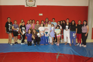 Conmemoran el Día Internacional de la Mujer con clase de Defensa Personal